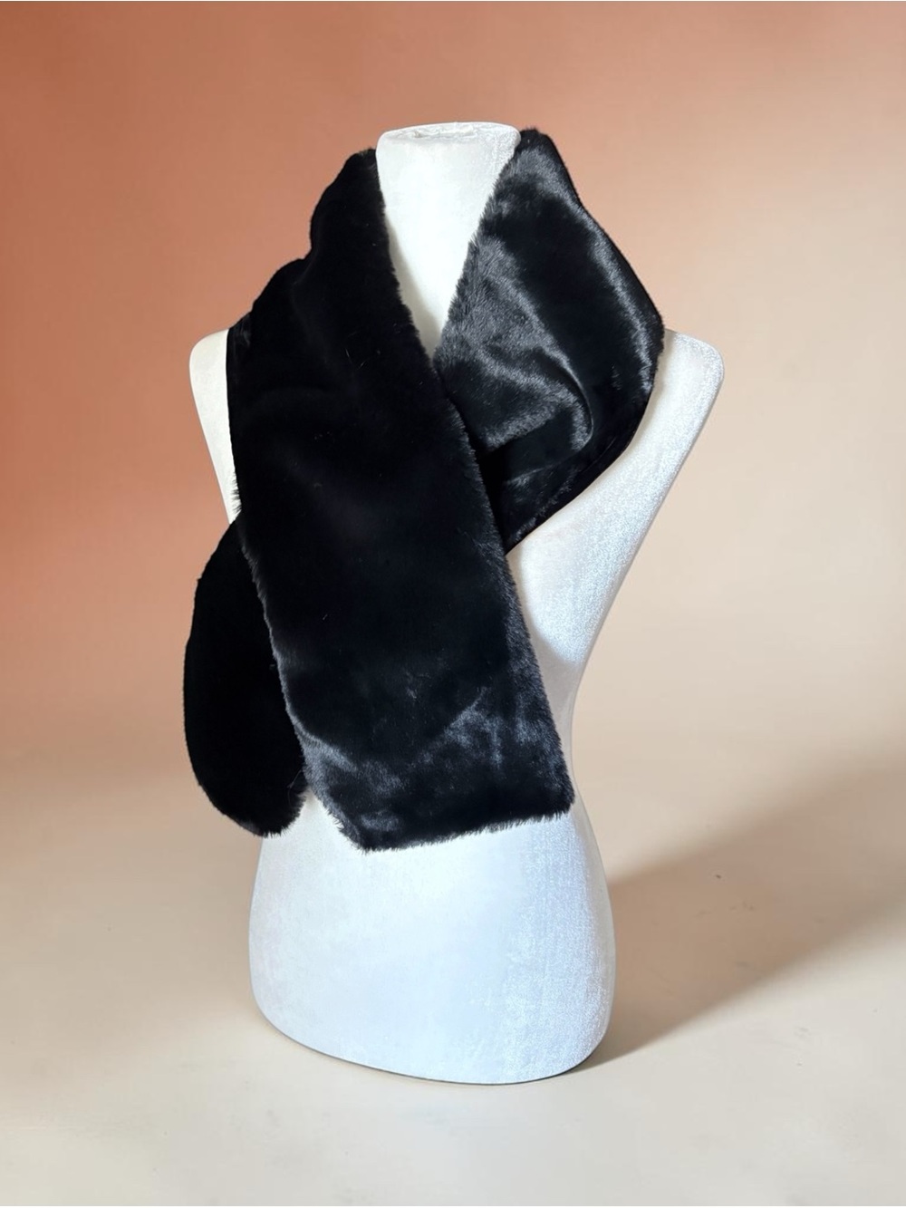 DANIELE MEUCCI 100% Acrylic Black Faux Fur/Velvet Scarf. Beautiful Preown. $35.